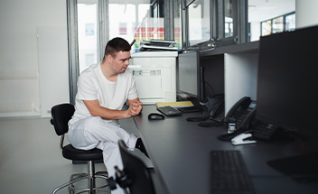 Pfleger bei der Arbeit